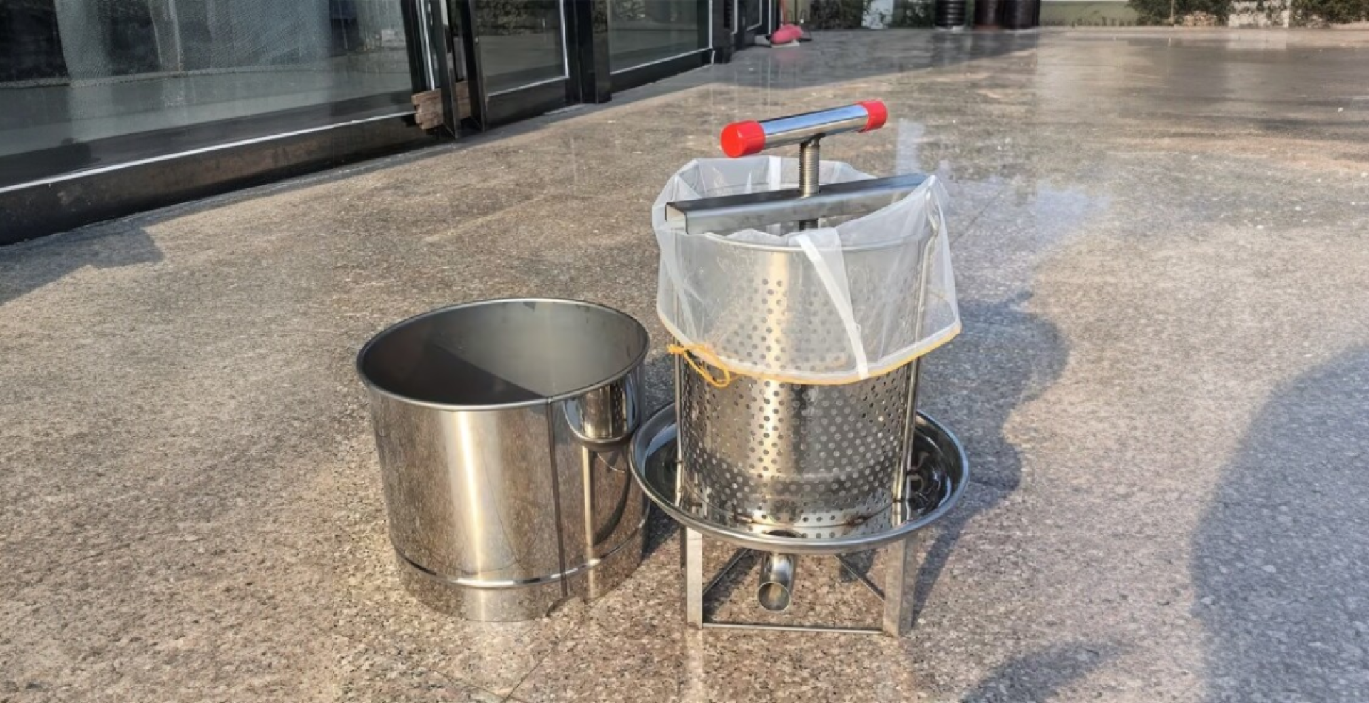 Inox preša "Praktik"- sa mrežom za vosak